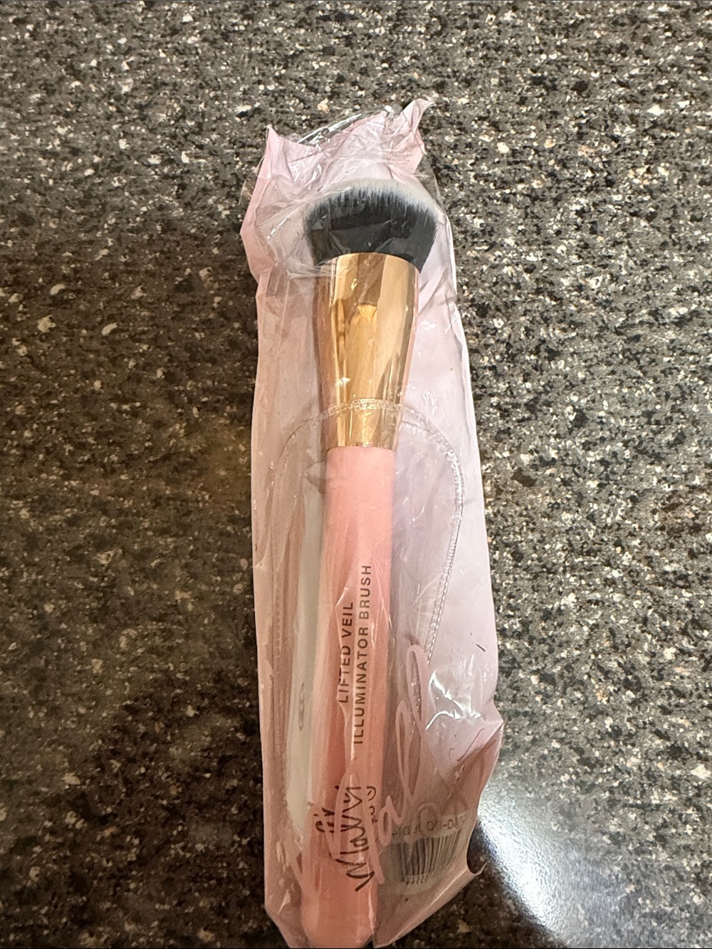 Illuminator Makeup Brush - Pink Handle with Gold Ferrule